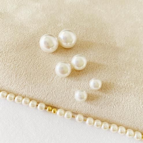 Pearl studs